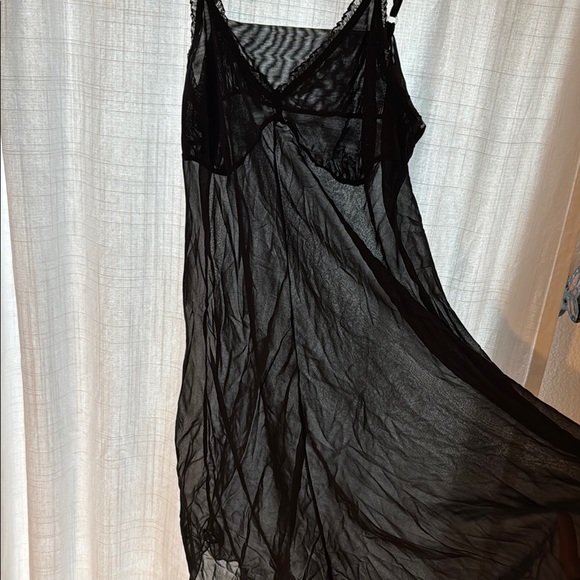 Elegant Black Lace Chemise - Picture 2 of 2